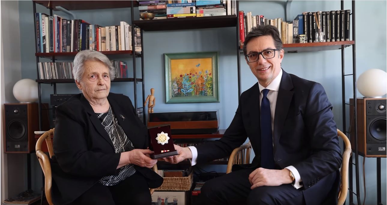 Претседателот Пендаровски ја одликуваше Оливера Николова со Орден за заслуги