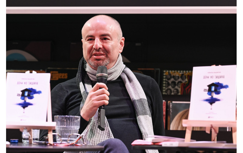 „Дом во тишина“ е своевидно враќање дома на Никола Маџиров, во својот јазик