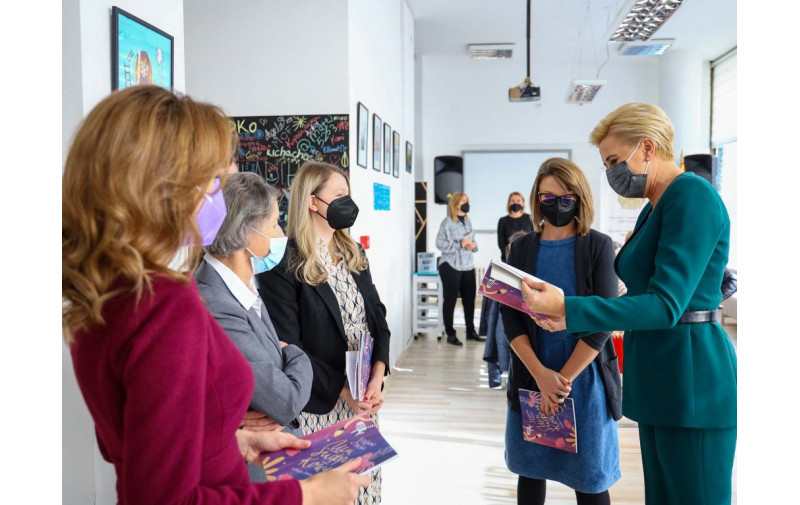 Илустраторката Наталија Лукомска ја претстави сликовницата Ши, ѕифри, копчи пред првата дама на Полска