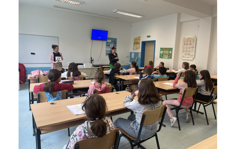 Магијата на приказните: Калиопи Трпчева го наслика светот на Шила со учениците од ОУ Невена Георгиева-Дуња