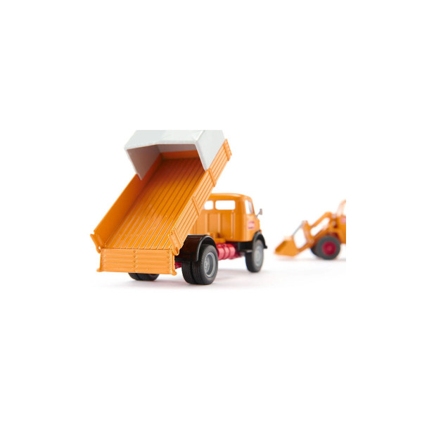 Фигура, Mercedes-Benz 710 with Kramer 411 4-wheel loader 