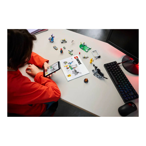 LEGO коцки, Fortnite, Peely & Sparkplug's Camp 