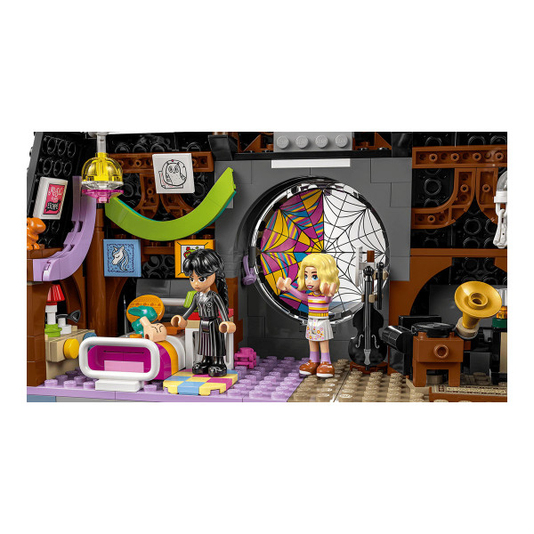 LEGO коцки, Wednesday - Wednesday & Enid's Dorm Room 