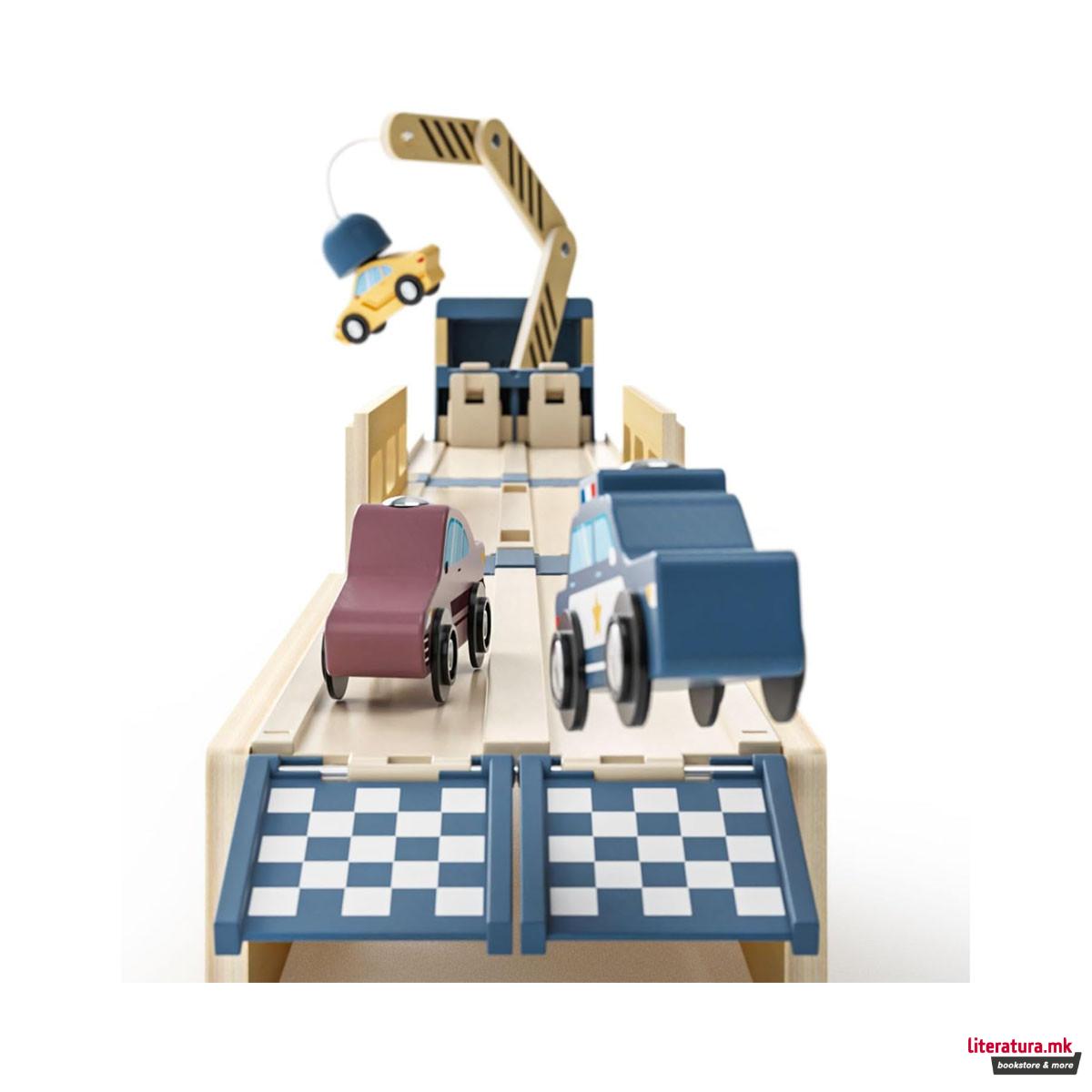 Дрвен сет за игра Roll & Race Car Transporter 