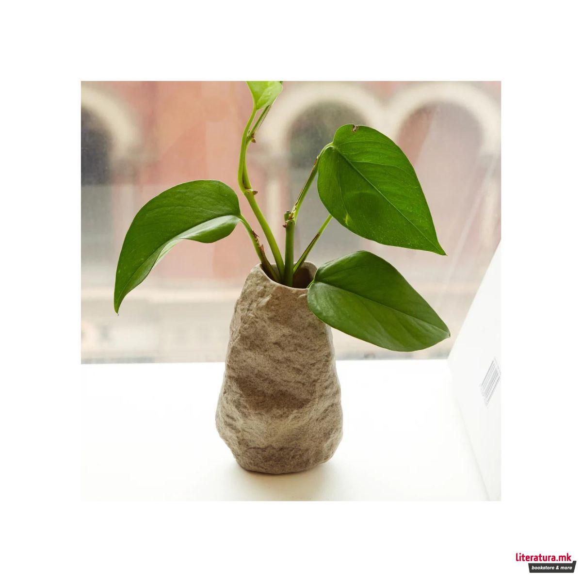 Вазна во облик на камен - висока 