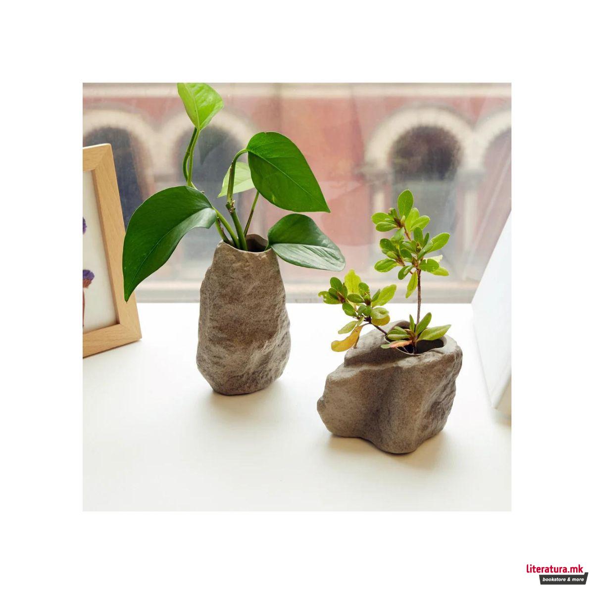 Вазна во облик на камен - висока 