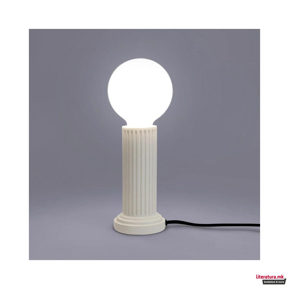 Столна ламба, Athena White 