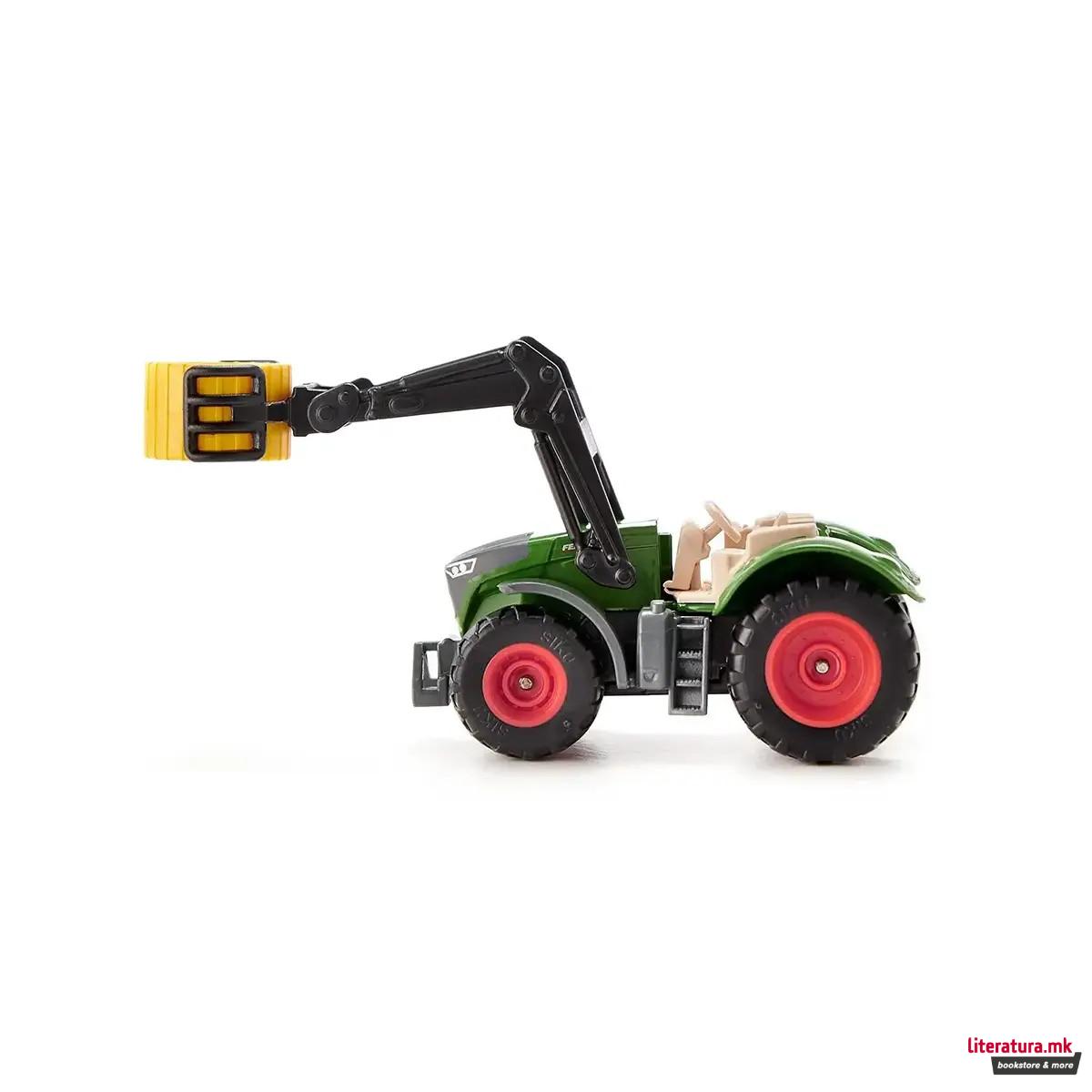 Фигура, Fendt with Bale Gripper 