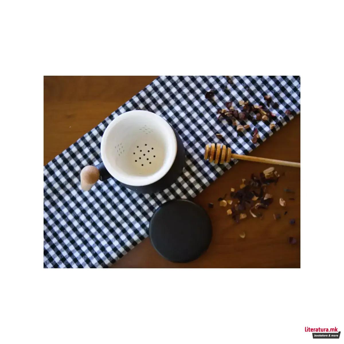 Шолја со керамичка цедалка и поклопка, црна, 400 ml 