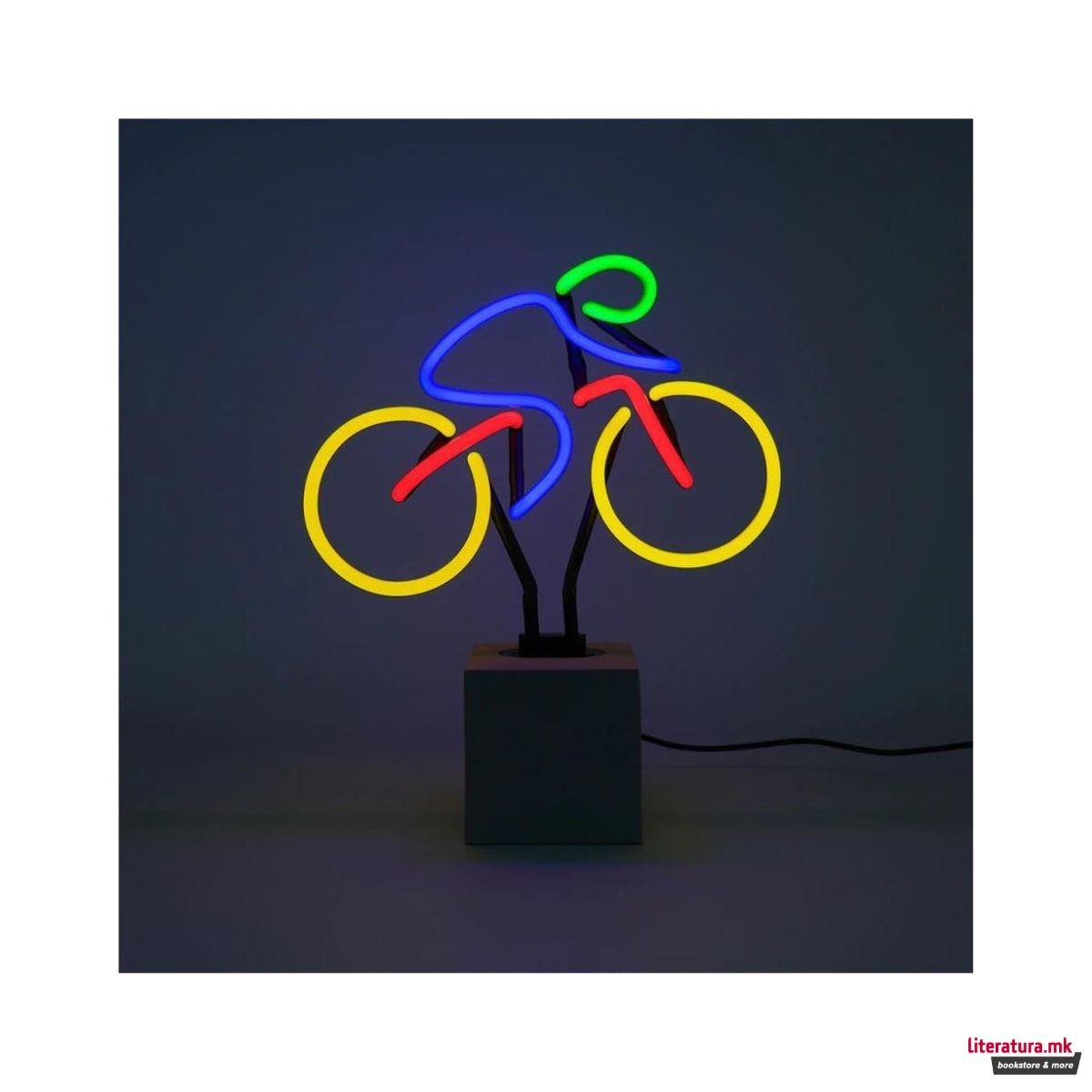 Неонски знак на бетонска основа, 