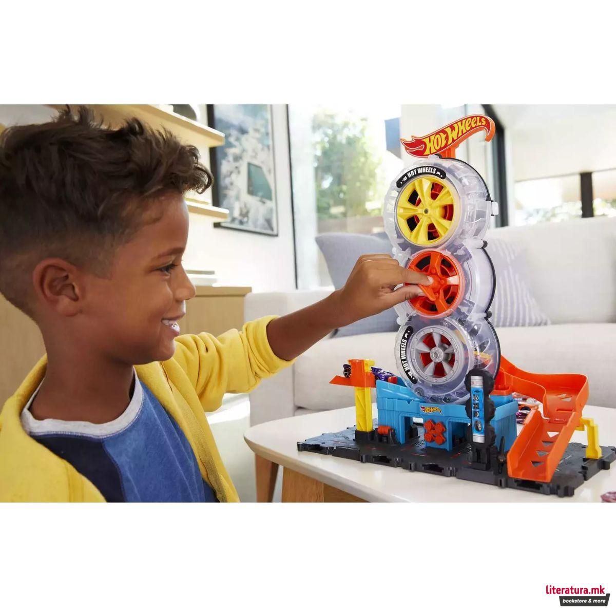 Сет за игра Hot Wheels City Super Twist Tire Shop 