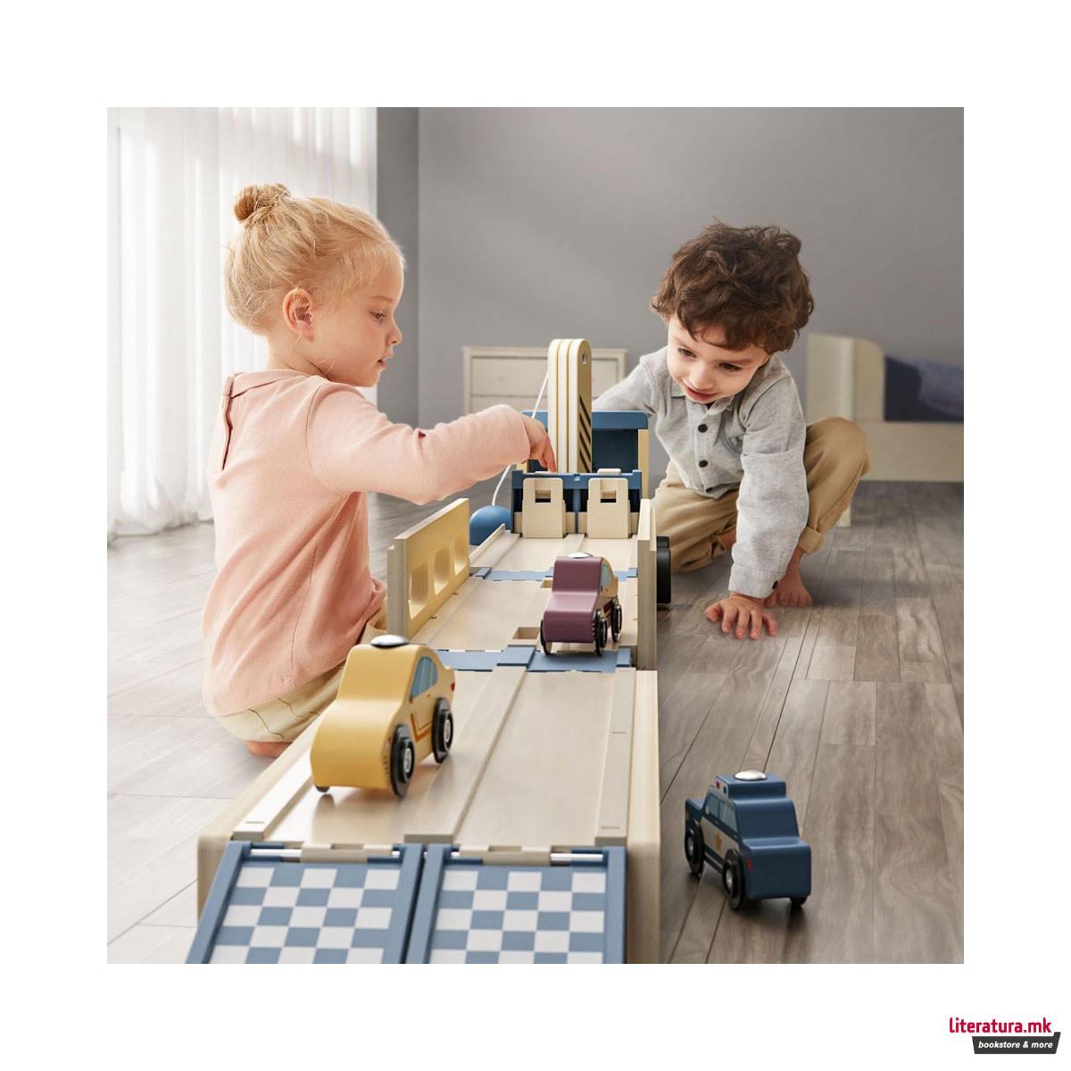 Дрвен сет за игра Roll & Race Car Transporter 